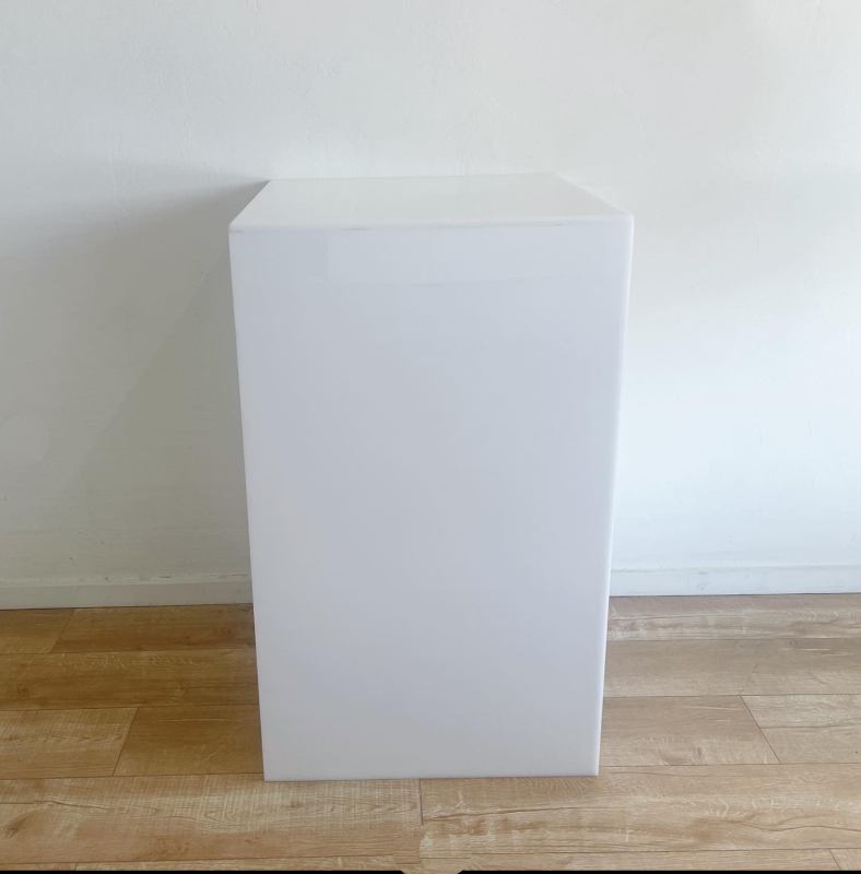 White acrylic cake plinth